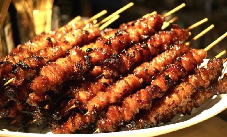 ไม้เสียบหนังไก่ย่างเคลือบซอสวางเต็มจาน