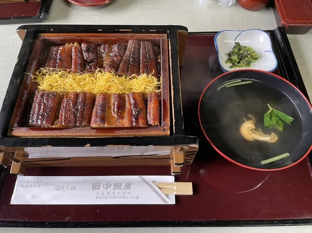 เซโร่มุชิ ข้าวหน้าปลาไหลนึ่งในลังไม้โรยไข่เส้น เสิร์ฟพร้อมซุปใสและผักดอง