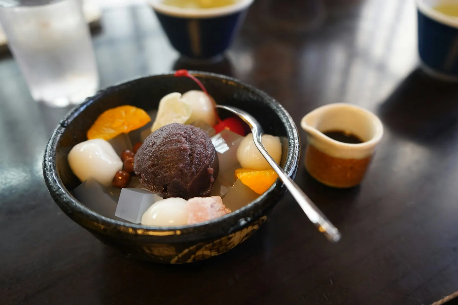 ขนมหวานญี่ปุ่นที่มีชิราทามะและถั่วแดงกวน