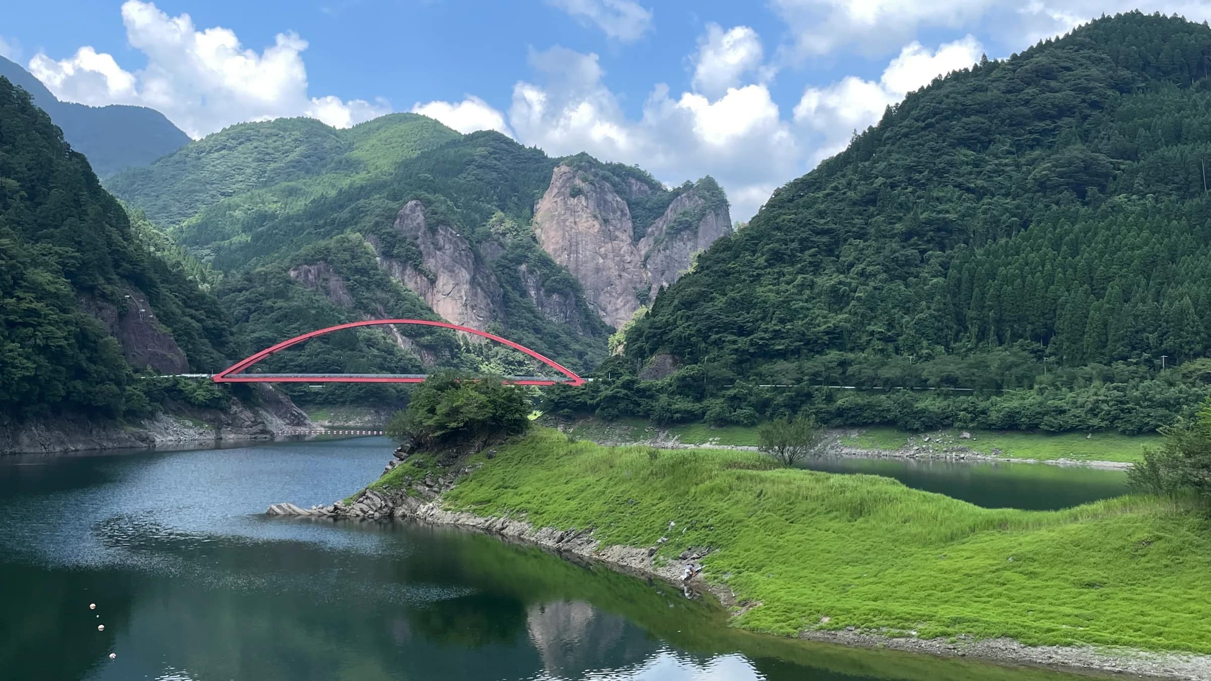 วิว Heart Rock สะพานโค้งสีแดง และผืนน้ำในหุบเขาฮิวงะมิ เมืองยาเมะ