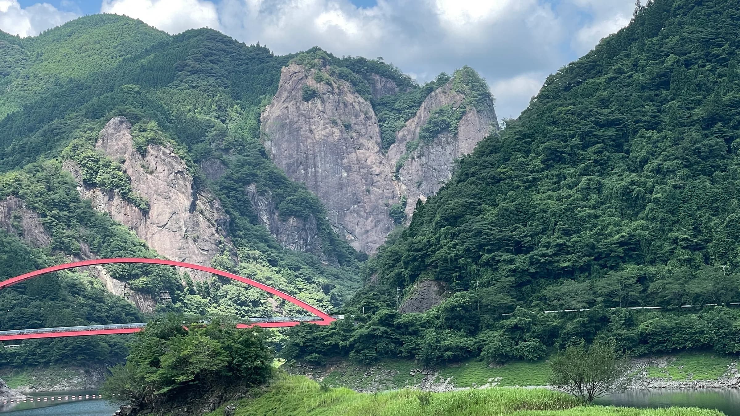 หน้าผา Heart Rock ที่เห็นเป็นรูปหัวใจเหนือสะพานโค้งสีแดงในหุบเขาฮิวงะมิ